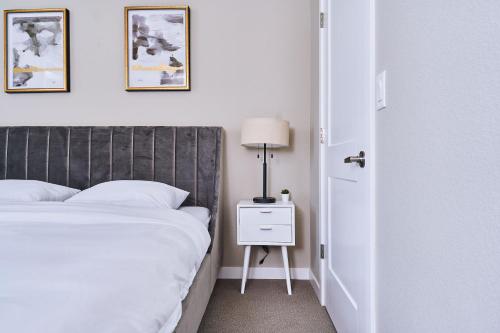 Luxurious 2 King Bedrooms City, & Corner Lake View