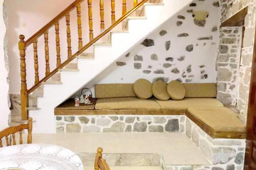 Iekārtas, Lava House in Mandraki (Nisiros)