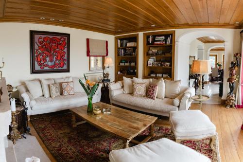 Dazzling Country Estate - Enjoy Autumn Magic in Serene Nature