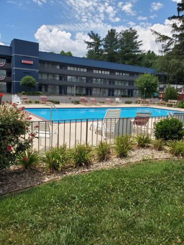 Suburban Extended Stay Hotel - image 2