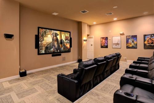 6BR Luxury Resort - Family Home - Private Pool, BBQ and Games!