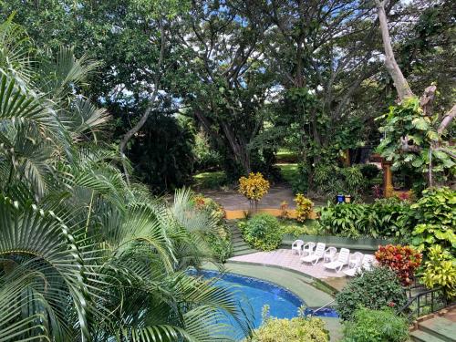 Swimming pool, Trapp Family Country Inn in Alajuela