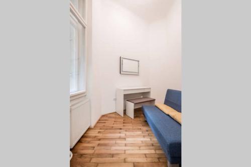 Oktober 6/8 Apartment - image 10