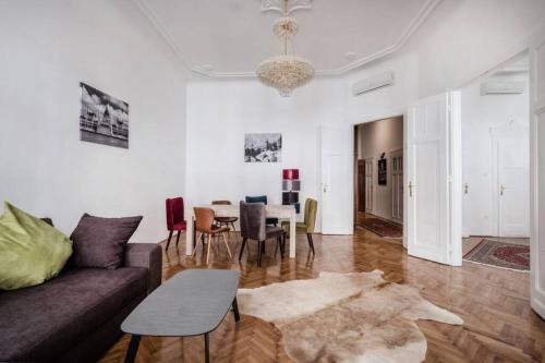 Oktober 6/8 Apartment - image 3