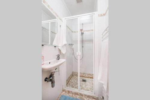 Oktober 6/8 Apartment - image 6