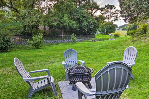 Modern Weaverville Home with Outdoor Fire Pit! in Weaverville, USA