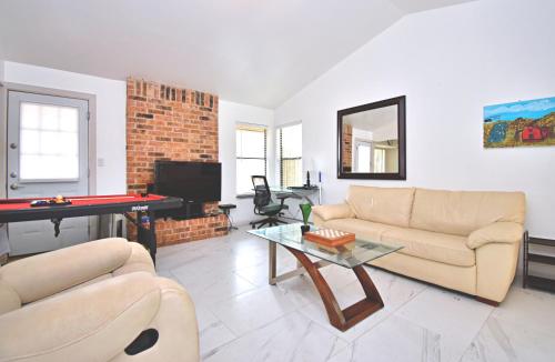 Modern Luxury 3 Bed 2 bath Pool Westlake area - image 5