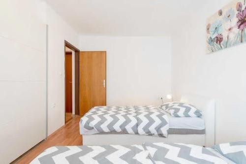 Holiday house with a parking space Podstrana Split - 6044 - image 9