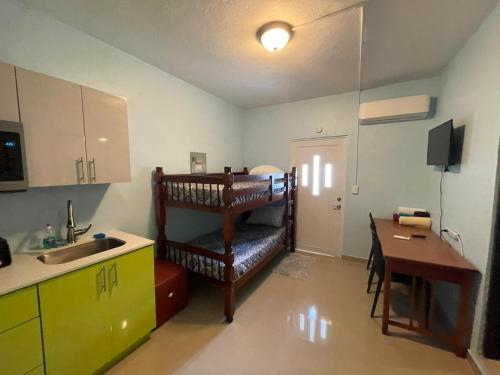 NEW Near Beach, Private Studio-Full Bath & K'ette