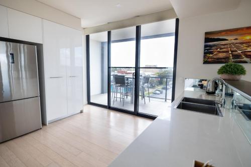 Enjoy Penthouse Living in the CBD! Sleeps 8 photo 3