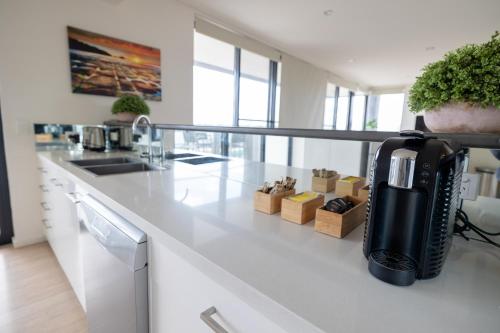 Enjoy Penthouse Living in the CBD! Sleeps 8 photo 2