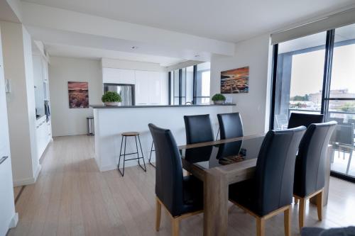 Enjoy Penthouse Living in the CBD! Sleeps 8 photo 1