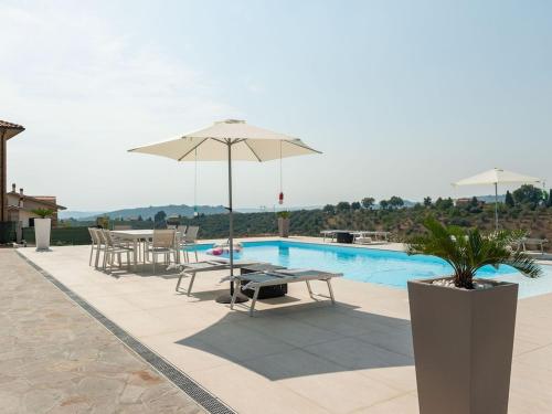 Swimming pool, Inviting Villa in Pescara with a private swimming pool in Collecorvino