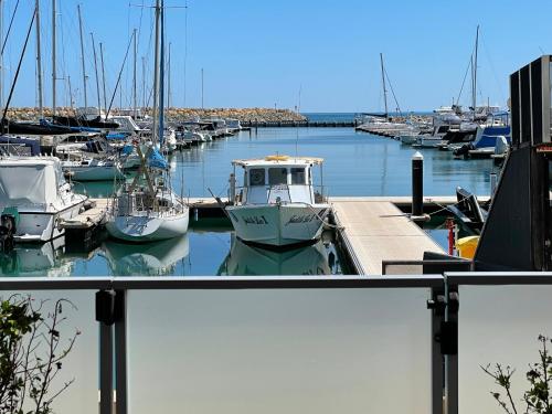 Mariner's Cove ~ Luxe Waterfront Apartment - Yanchep