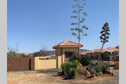 مدخل, Rhino House with 3 bedrooms next to Pilanesberg and Sun City in موجواظي