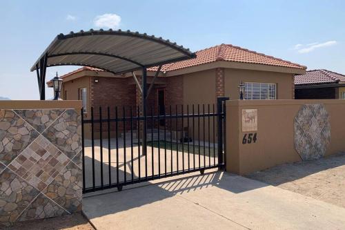 مدخل, Rhino House with 3 bedrooms next to Pilanesberg and Sun City in موجواظي