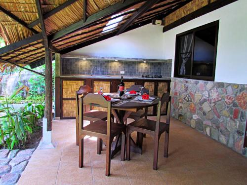 Comoditats, Flower Power Village in Koh Phayam (Ranong)