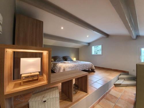 1 queen bed, 1 twin bed, 1 sofa bed