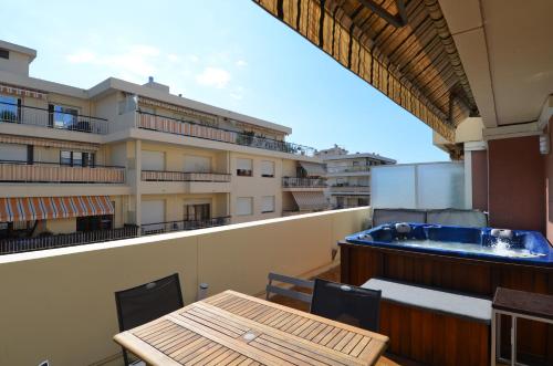 Appartement 6 personnes avec Terrasse et Jacuzzi plein cœur centre-ville quartier du Port de Nice