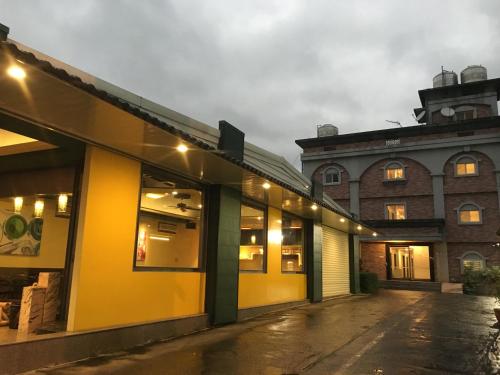 Golden Sunshine near Yanzihkou Trail (Swallow Grotto)