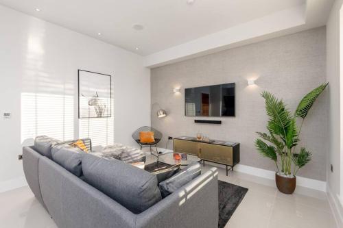 Stunning 2 bed penthouse, panoramic views & parking