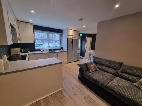 Central Huddersfield House, inc parking