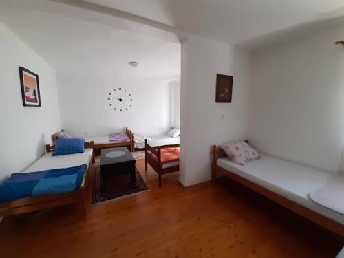 Afficher, Rafting & Hostel in Konjic