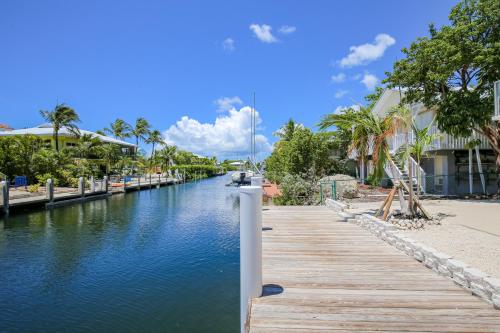 Dog-Friendly Gulf-Front Home w/ Private Pool/Dock, Fast WiFi, and Washer/Dryer - Deer Key, FL