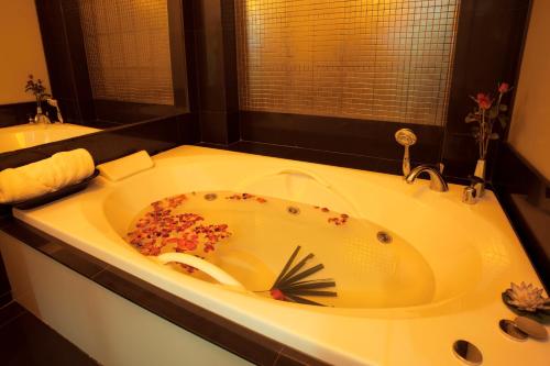 Bathroom, Areca Lodge Hotel in Pattaya