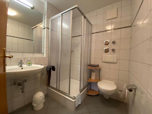 Bathroom, Gasthof Rossle in Sulzberg (Bavaria)