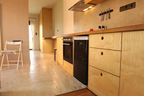 Kitchen, Horizonte Seafront Suites near Camping Nopigia