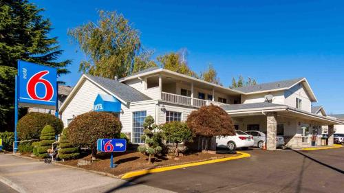 Motel 6 Portland Mall - 205