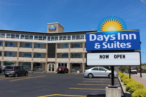 . Days Inn & Suites by Wyndham North Bay Downtown