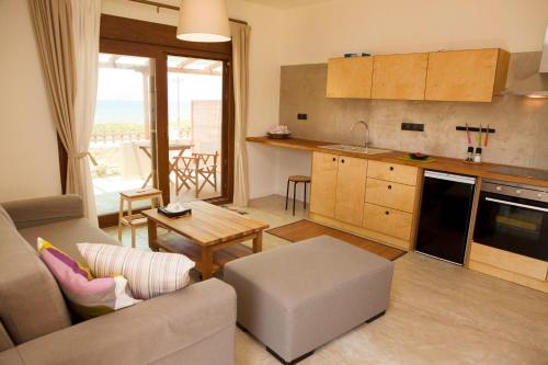 Kitchen, Horizonte Seafront Suites near Camping Nopigia
