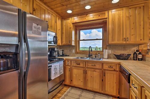 Piney Creek Mountain-View Cabin with Wraparound Deck in Piney Creek, USA