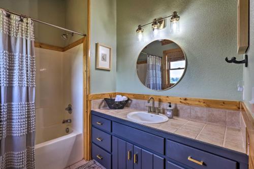 Piney Creek Mountain-View Cabin with Wraparound Deck in Piney Creek, USA
