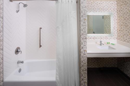 Holiday Inn Express & Suites Charlottesville, an IHG Hotel in Charlottesville, USA