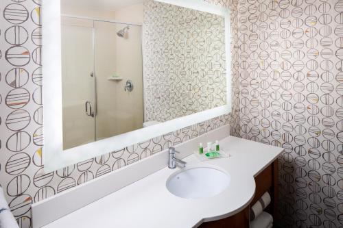 Holiday Inn Express & Suites Charlottesville, an IHG Hotel in Charlottesville, USA