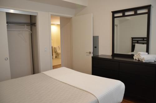 LA Close to Melrose Hill 30 Day Stays - image 4