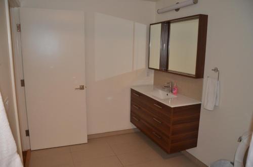LA Close to Melrose Hill 30 Day Stays - image 9