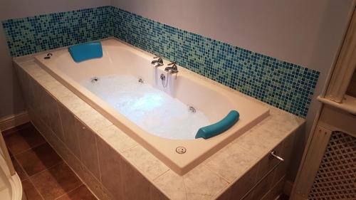 Spa, The East Wing at Rufford Park Lodge, Hot Tub Retreat in Rufford (Nottinghamshire)