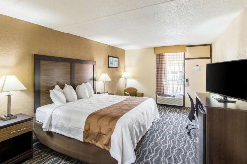 Quality Inn - image 8