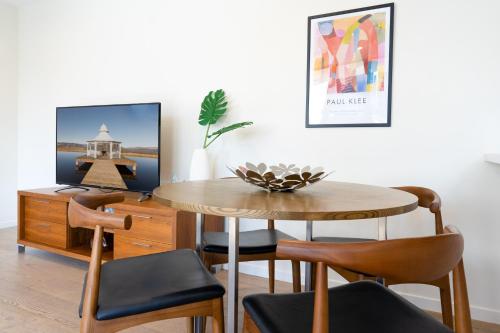 MadeComfy Chic Melbourne Apartment with Balcony