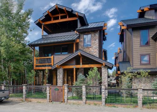 Golden Aspen Retreat Townhome Beautiful Modern Downtown