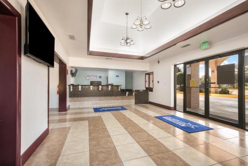 ห้องส่วนกลางสำหรับนั่งเล่น/ดูทีวี, Americas Best Value Inn Stockbridge in สตอกบริดจ์ (GA)