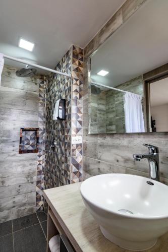 Superior Twin Room with City View image 5