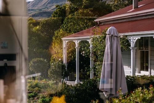 Cape South Cottage - International award-winning country cottage with Pacific views