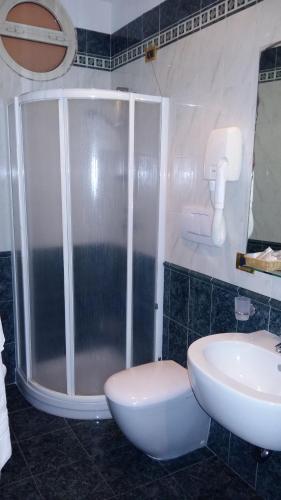Double or Twin Room image 4