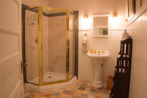 Deluxe Queen Room room in Lehmann House Bed & Breakfast