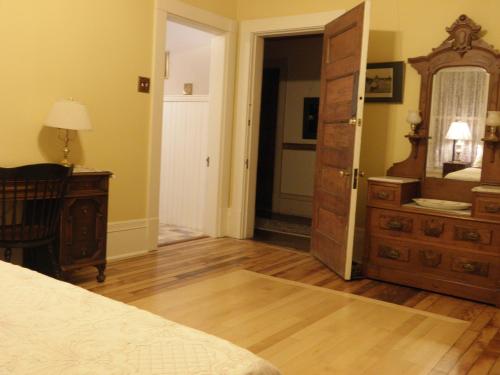 Deluxe Queen Room image 10